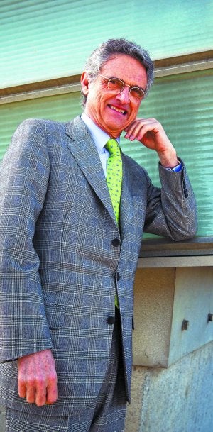 Luis Rojas Marcos posa en el Kursaal, donde ha participado en un congreso. ::                             JOSE USOZ