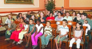 Recepción. Visita al Ayuntamiento de un grupo de niños saharauis que pasaron el verano en familias de acogida de Irun. ::
F. PORTU