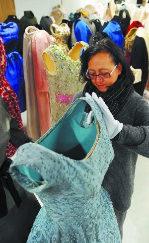 Con mimo. Carmen Lucini, el pasado mes de noviembre, en el centro de colecciones de Miramón. ::                             JOSÉ MARI LÓPEZ