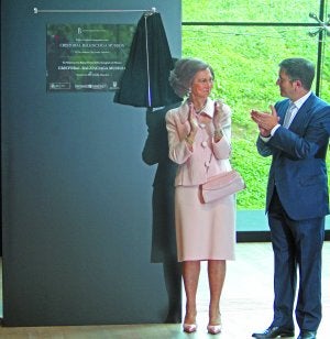 La reina Doña Sofía y el lehendakari, Patxi López, aplauden satisfechos tras haber descubierto la placa conmemorativa. ::                             EFE