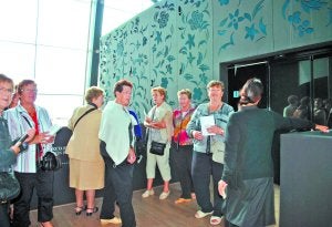 Expectación. Colas en la entrada para ver el museo . ::                             A.M.