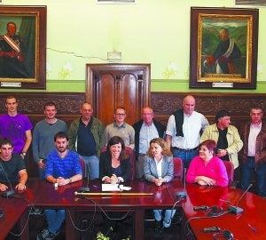 Nueva Corporación. Foto de familia para la corporación tras su constitución en Urretxu. ::
AGUADO