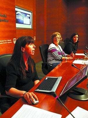 Vives, Aranburu y Azurmendi, en la presentación de la web. ::                             LUSA