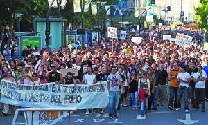 'Indignación'. La cabeza de la manifestación, a su llegada al Boulevard. ::                             NAGORE IRAOLA