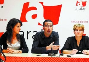 Anuncio. Aintzane Ezenarro, Oxel Erostarbe y Rebeka Ubera, ayer en Donostia. ::                             MICHELENA