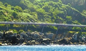 Volada. La pasarela peatonal es una estructura que 'vuela' sobre los acantilados hasta la punta de Mompás.