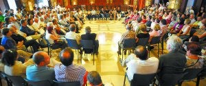 Salón de Plenos. Los ciudadanos escucharon las propuestas de Juan Karlos Izagirre para la ciudad antes de tomar ellos el micrófono. ::                             PEDRO MARTÍNEZ