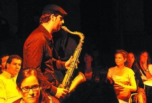 El saxofonista Abraham Román irrumpe en la presentación del Jazzaldia. ::
UNANUE