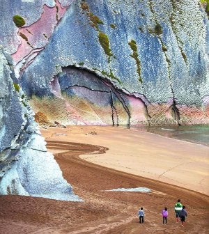 Excursionistas en el flysch de Zumaia, un tesoro geológico que sirve de reclamo turístico para toda la comarca. ::                             MICHELENA