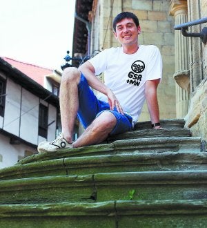 Bere herrian. Jon Maya, Errenteriako eliza ondoan. ::
NAGORE IRAOLA