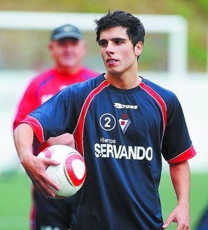 Defensa. Para Eneko Bóveda la campaña es muy importante. ::                             F. M.