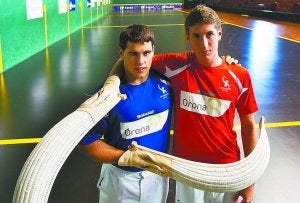 Debutantes. Andoni Saldias y Jaime Juanmartiñena, en la cancha del frontón Galarreta. ::
USOZ