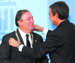 Zapatero condecora al catedrático José Manuel Otero. ::
EFE