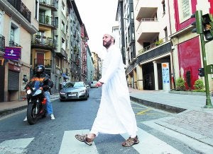 Yusuf Oroza, de 34 años y nacido en Donostia, cruza por una calle de Eibar. ::
LUIS ÁNGEL GÓMEZ