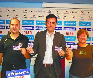 Alex Aranzabal con Joseba Combarro y Nuria Yraolagoitia. ::
SD. EIBAR