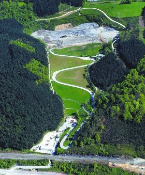 El vertedero, a punto de llenarse. En la foto se aprecia la capacidad que le queda al vertedero una vez acometida la ampliación en el primer semestre de 2010. Es la franja que queda entra la zona gris (basura cubierta de escoria) y la pista perimetral de color blanco (hormigón).:
SASIETA