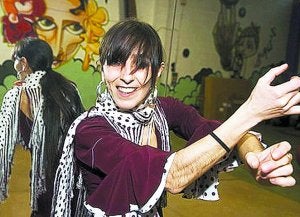 Askoa Etxebarrieta 'La Pulga', de Gasteiz ofrecerá mañana en San Esteban su espectáculo flamenco.