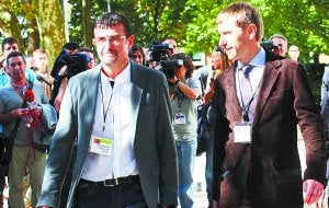 Los dirigentes de la izquierda abertzale Juan Joxe Petrikorena y Rufi Etxeberria llegan a la Casa de la Paz. ::                             MIKEL FRAILE