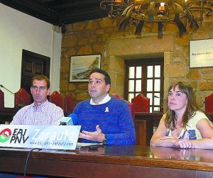 Javier Garitaonandia, Imanol Lasa y Maite Garrastazu. ::
ETXEBERRIA