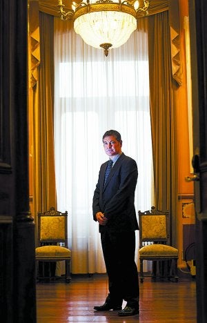 En casa. Gurpegui visitó esta semana el Ayuntamiento de Irun en su condición de viceconsejero de Servicios Sociales. ::
F. DE LA HERA