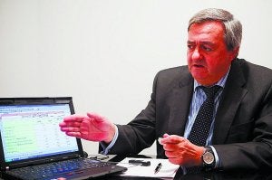El consejero de Economía, Carlos Aguirre. ::                             USOZ