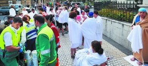 Asistencia en la calle. Los afectados por la intoxicación recibieron asistencia sanitaria en plena calle. ::                             UNANUE