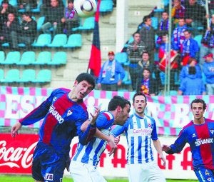 Feliz. Albisua, luchando con un jugador del Torrelavega, tuvo debut positivo con el Eibar. ::
M.  ASKASIBAR