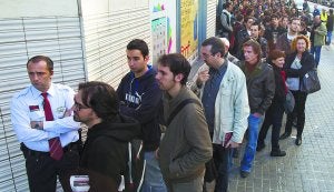 Colas. La expectación congregó a miles de personas, como en el centro El Triangle. ::                             EFE / T. GARRIGA