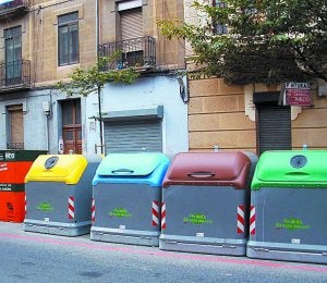 Contenedores para recogida selectiva de basura. ::
DV