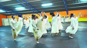 Oinkari dantza taldeko neskak saio bat prestatzen.