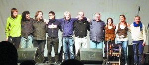 Talde osoa. Benito Lertxundi eta bere talde osoa entzulegoa agurtzen kontzertuaren amaieran eta Benito kontzertuan zehar. ::                             ETXEBERRIA