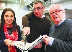 A cuchillo. Arenós, entre Elena y Juan Mari Arzak, con el libro presentado ayer en Donostia. ::
LUSA
