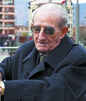 NICOLÁS FDZ. de barrena. El fundador de Unialco recibió el título ITV del Casino de Irun.