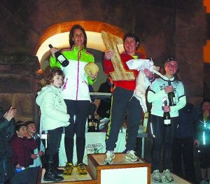 Podio masculino y femenino de la San Silvestre de Doneztebe.