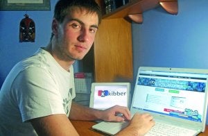 Conectado. Asier entra en la red social whoopaa desde su portátil.