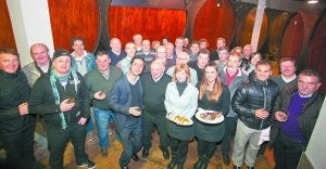 José Antonio Gaincerain, con sus hijas Oihana y Jaione, acompañados de algunos invitados a la fiesta. ::                             MICHELENA