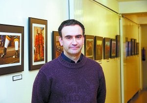 Exposición. Jonmikel Intsausti posa delante de las fotografías que expone en la casa de cultura. ::                             ARESTI