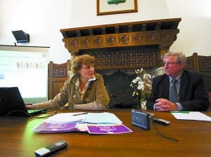 Población. Chantal Renacs y Jean Baptiste Sallaberry, en la presentación de la encuesta. ::.
F. DE LA
HERA