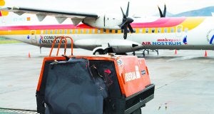 Incidente. En primer término, el grupo electrógeno que provocó el accidente y que ahora está estropeado. Al fondo, el avión de Air Nostrum inutilizado. ::                             FOTOS: F. DE LA HERA
