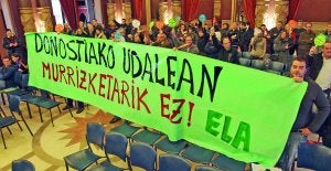 Trabajadores del Ayuntamiento protestan ayer. ::
LOBO ALTUNA