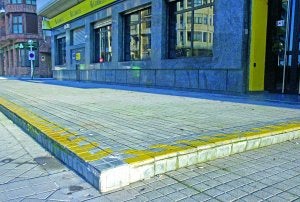 Acera poco accesible en el Paseo Colón de Gros