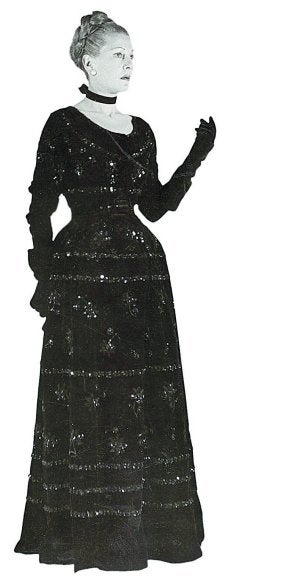 El diseño. Una modelo de la casa Balenciaga luce el vestido de noche que adquirió Barbara Hutton.