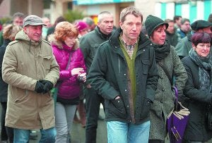 Martin Garitano, Rufi Etxeberria y Joseba Permach, entre los manifestantes. ::                             LUIS MICHELENA