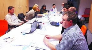 Juan Carlos Alduntzin, en primer término, en una reunión del Consejo de Administración del Consorcio de Residuos. ::
MICHELENA