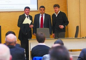 Jornada Ferroviaria. El alcalde de Irun, José antonio Santano; el director de Proyectos Estratégicos de ETS, Luis Castillo, y el presidente de BAF 7301, José Félix Colado, ayer en Ficoba. ::                             F. DE LA HERA