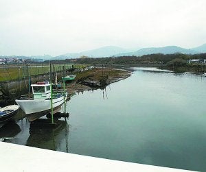 Con un puente. El trazado pasa sobre la regata de Jaizubia. ::
PORTU