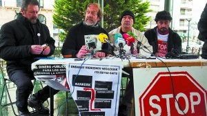 Acto de los colectivos Stop Desahucios y Kepasakonlakasa, en el Boulevard de Donostia. ::                             GUILLERMO RIVAS