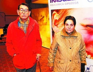 Miguel Ángel Goienetxe y su mujer, Águeda Aniz, acudieron anoche a la conferencia de salud.