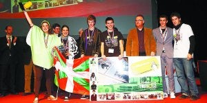La Salle de Andoain. El equipo Bideluze de la Salle Berrozpe celebra su tercer premio. ::                             INNOBASQUE