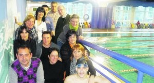 Cuadrilla de organizadores. Voluntarios del club de natación y Atzegi en los preparativos para la fiesta del domingo. ::
LIMIA